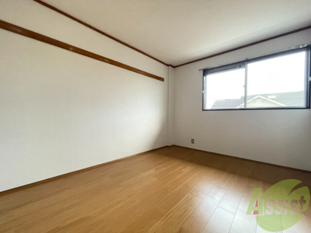 その他部屋・スペース　寝室には窓があるので、朝の目覚めが良さそうです。