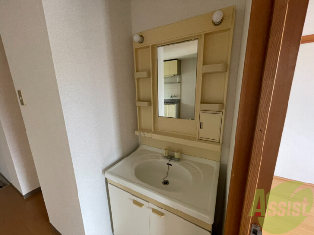 洗面設備　洗面は独立になっているので忙しい朝もばっちりですね。