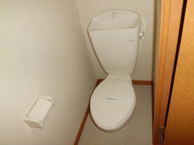トイレ　白く清潔なトイレです。