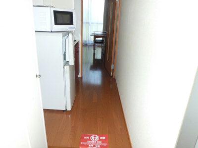 玄関　光沢のあるフローリングが奥まで続きます。