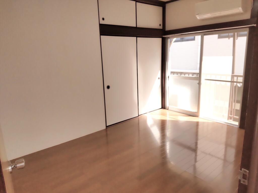 居室・リビング　洋室６帖、居室も天井・壁を張替