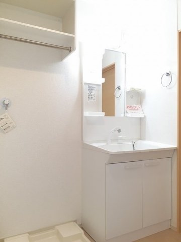 洗面設備　明るい洗面所です