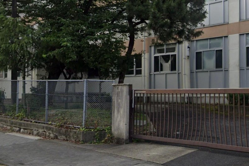 中学校　名古屋市立新郊中学校（中学校）まで384m