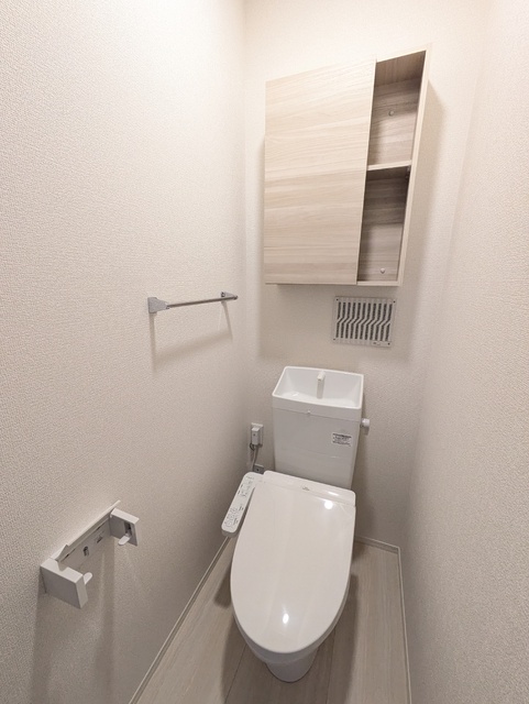 トイレ　温水洗浄便座付きで快適です！