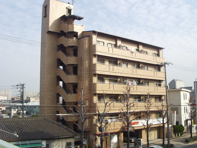 大阪市平野区長吉出戸のマンションの建物外観