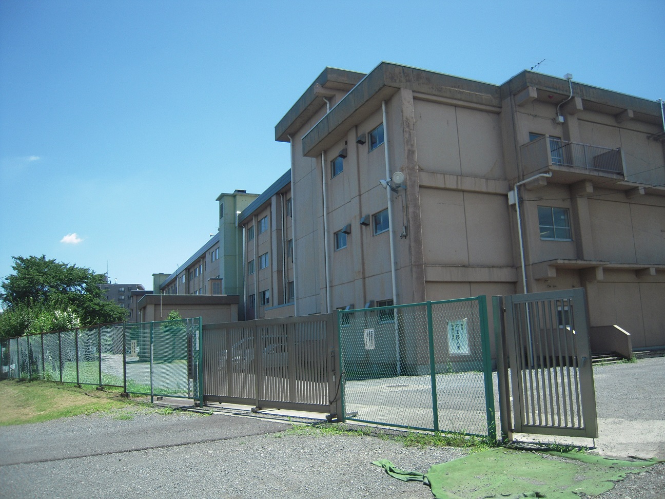 中学校　八王子市立由木中学校（中学校）まで548m