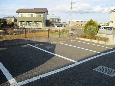 【レオネクストルーチェIIの駐車場】