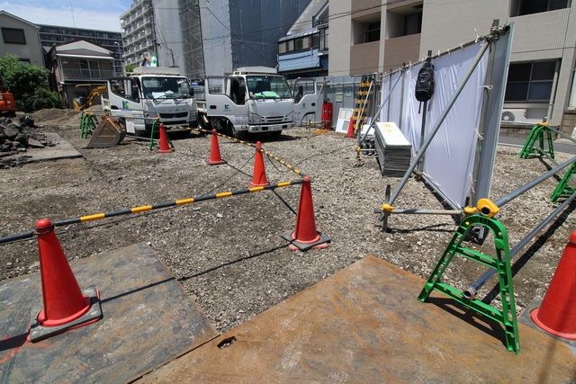 【横浜市鶴見区生麦のマンションのエントランス】