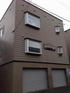 札幌市北区新川五条のアパートの建物外観
