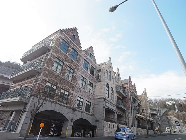 神戸市北区山田町下谷上のマンションの建物外観