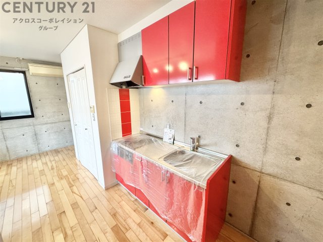 キッチン　赤を基調としたキッチン