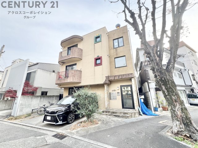 建物外観　おしゃれな雰囲気の3階建