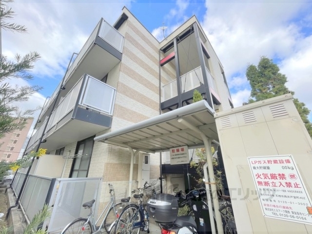 奈良市三条本町のアパートの建物外観