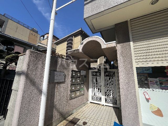 【茨木市本町のマンションのエントランス】