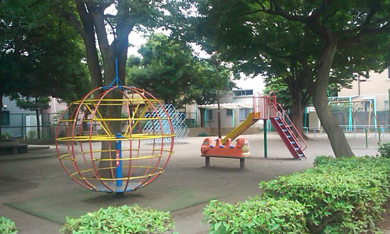 【世田谷区赤堤のマンションの公園】