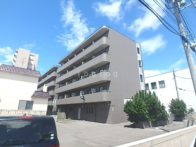 札幌市東区本町一条のマンションの建物外観