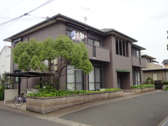 樟荘イーストの建物外観