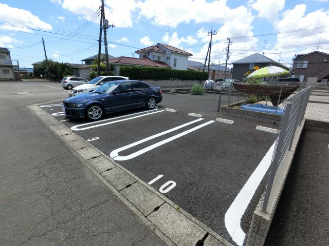 【成田市西三里塚のアパートの駐車場】