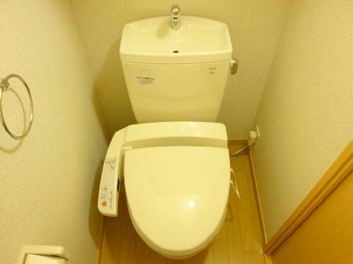 トイレ　温水洗浄便座付き。上には棚があります。