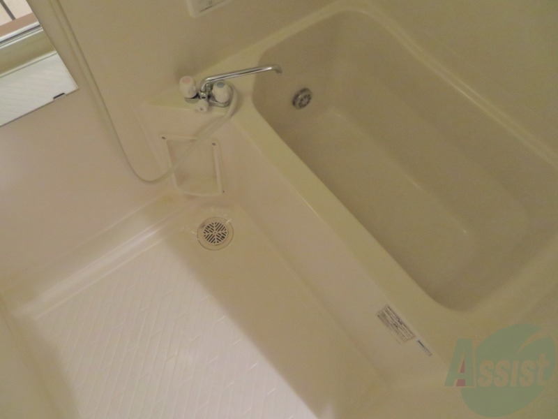 バス・シャワールーム　浴室は狭すぎず、シャワーも浴びやすそうです。