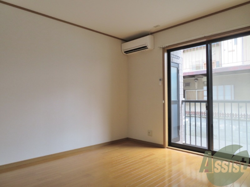 居室・リビング　きれいな洋室が広がっていて居心地が良さそうですね。