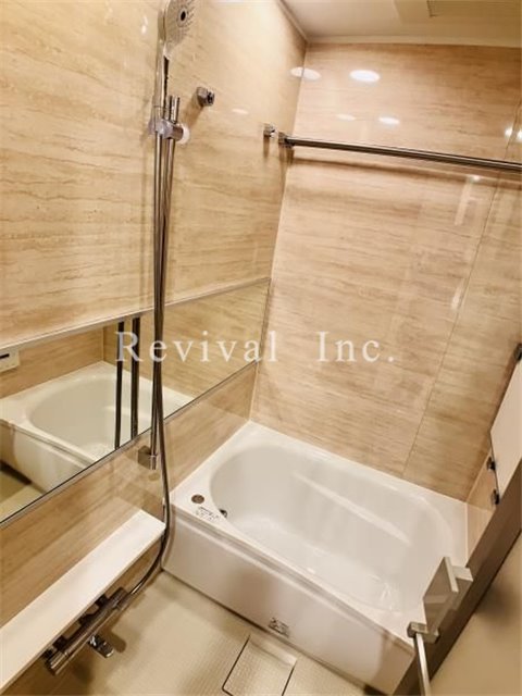 バス・シャワールーム　ゆったりとしたバスルームでございます