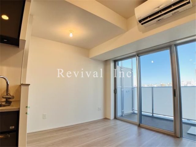 居室・リビング　床暖房完備のリビング空間でございます