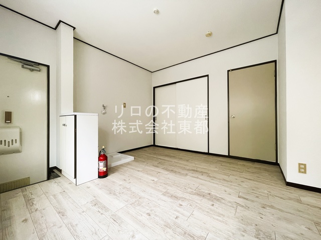 居室・リビング　ダイニングテーブルを置いたり自由にレイアウトできます☆