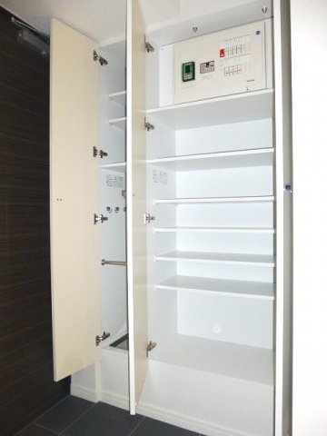 玄関　グランカーサ三ノ輪１ＬＤＫの収納豊富なトールタイプのシューズ