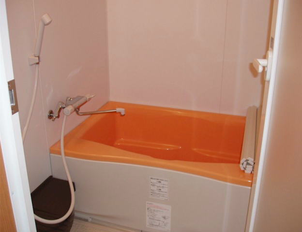 バス・シャワールーム　階によって浴槽の色が異なります