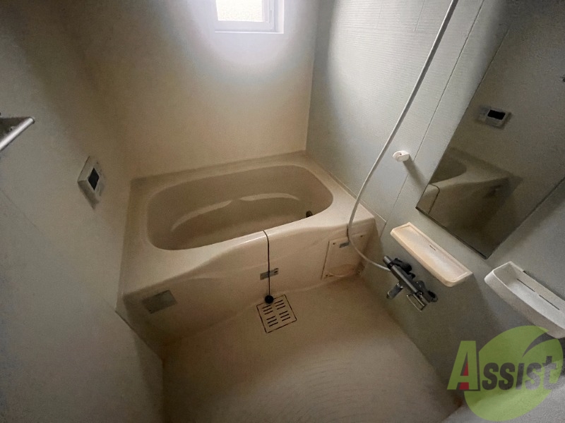 バス・シャワールーム　浴室は追い炊き機能、浴室乾燥機付きになります。