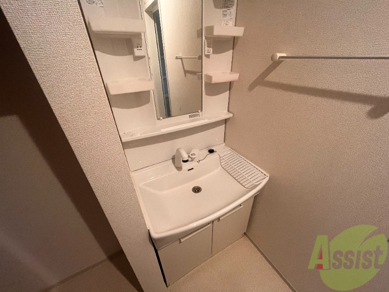 洗面設備　洗面台は独立洗面台です。毎日の身支度が楽しくなりそうですね。