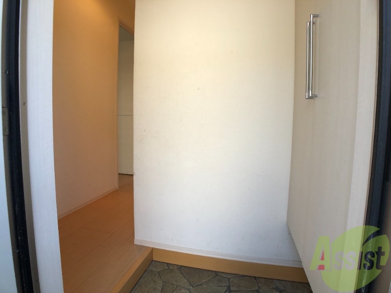 玄関　玄関から撮影しました。敷居が高くなくて安心ですね。