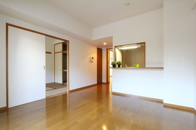 居室・リビング　参考写真（同物件別部屋）