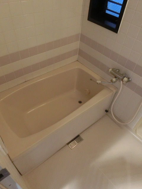 バス・シャワールーム　窓もあって通気性良好のバスルームです。