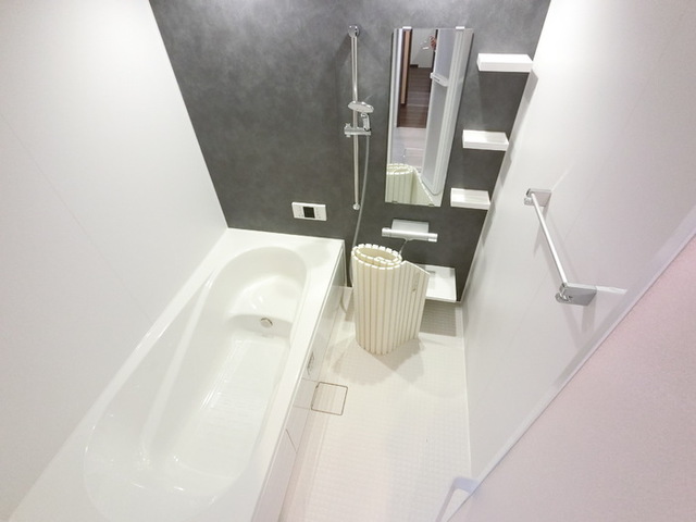 バス・シャワールーム　浴室乾燥機付きお風呂です。