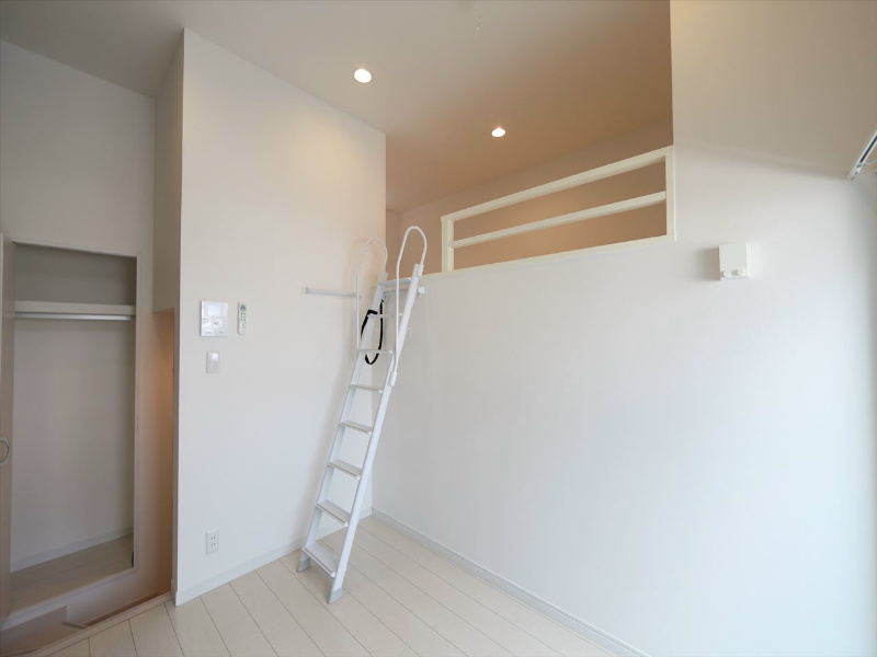 居室・リビング　洋室4.1帖　ロフト5帖（収納としても部屋としても使えます）