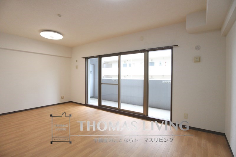 居室・リビング　窓が大きく明るいお部屋ですね♪