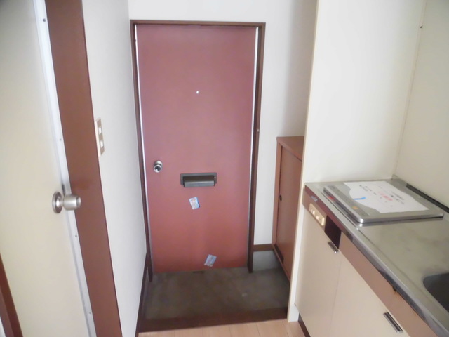 玄関　101号室の写真となります。