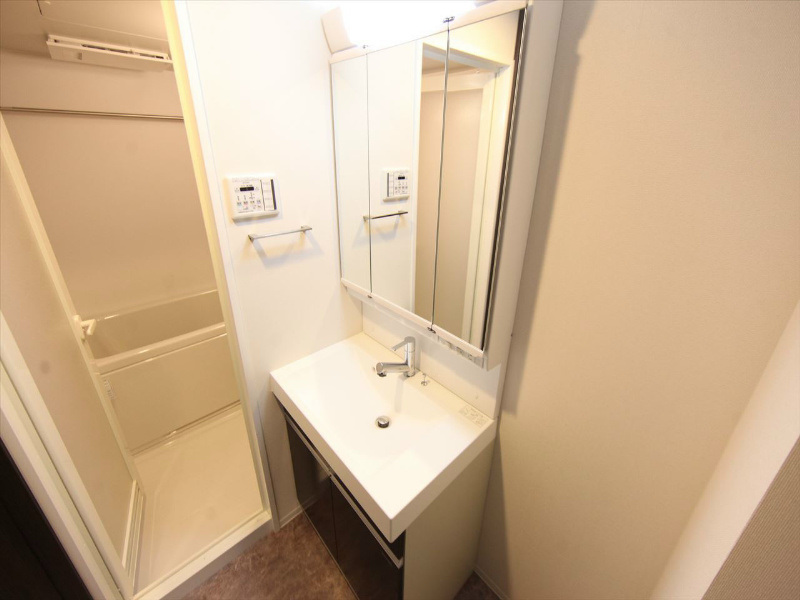 洗面設備　脱衣所　独立洗面台（シャンプードレッサー付）収納スペース有