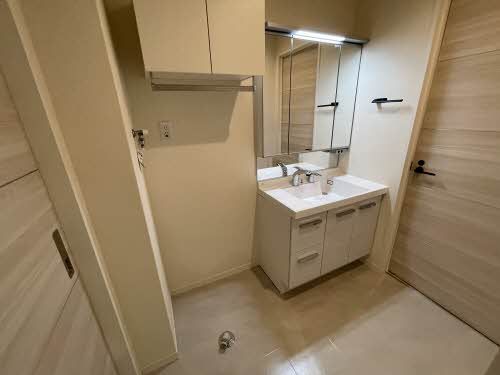 洗面設備　毎日使うものだからこそシンプルに。忙しい毎朝を迎えるように…