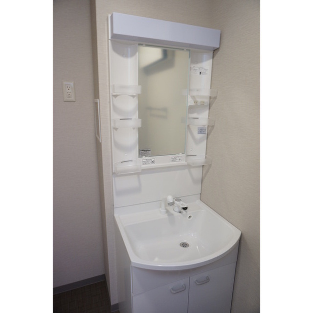 洗面設備　※同タイプの別部屋の写真です。