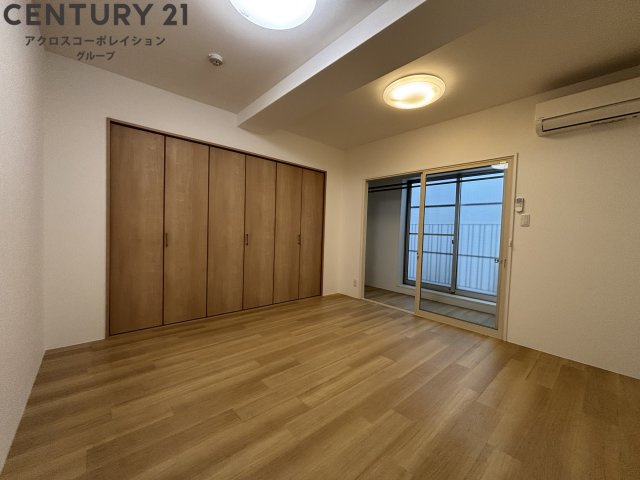 居室・リビング　サンルーム付き7.9帖の洋室です♪