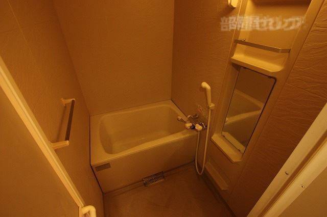 バス・シャワールーム　鏡付きのバスルームです