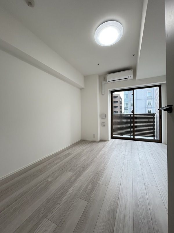 居室・リビング　落ち着いた色合いの床材を使用した居住空間です。