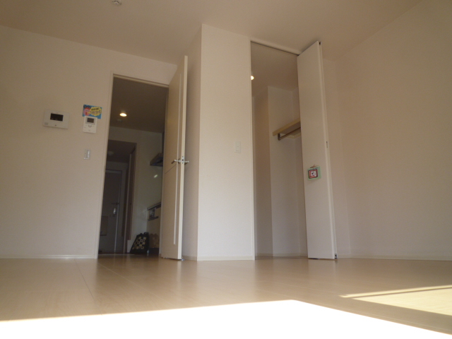 その他　洋室8帖　バルコニー側より撮影