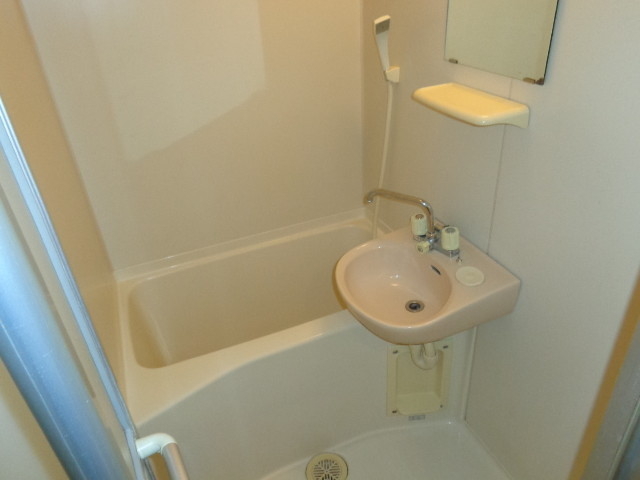 バス・シャワールーム　大きめの浴槽で一日の疲れを癒やしてください。