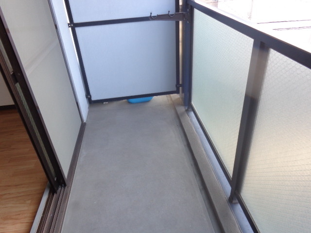 バルコニー　広々バルコニー、机と椅子を持ちだしてカフェタイム