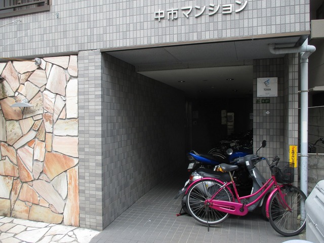 エントランス　落ちついた外観にマッチしたエントランスです