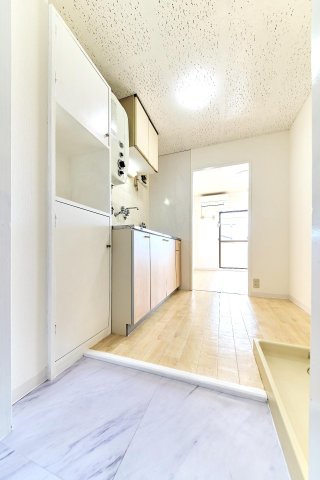 玄関　Wi-Fi用配線穴付き・天井までの収納庫（下段　靴用）